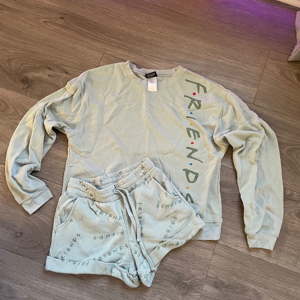 Friends short and long sleeve set.